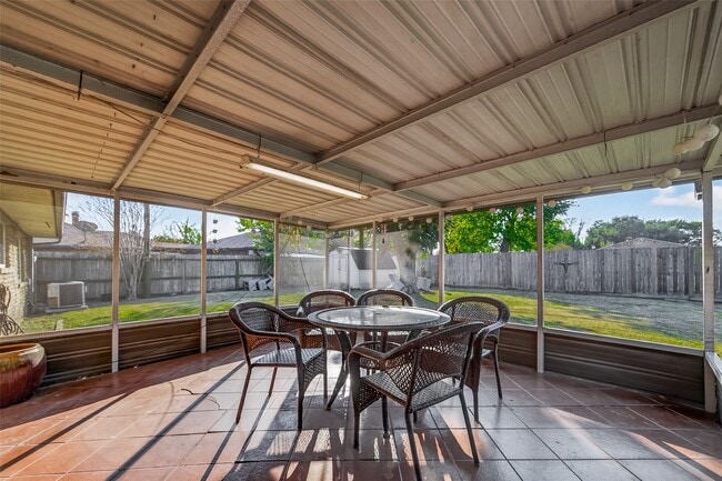 Building Photo - 8726 Glenloch Dr