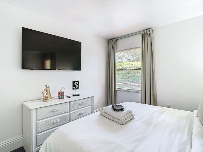 Building Photo - 5700 Saddlebrook Way