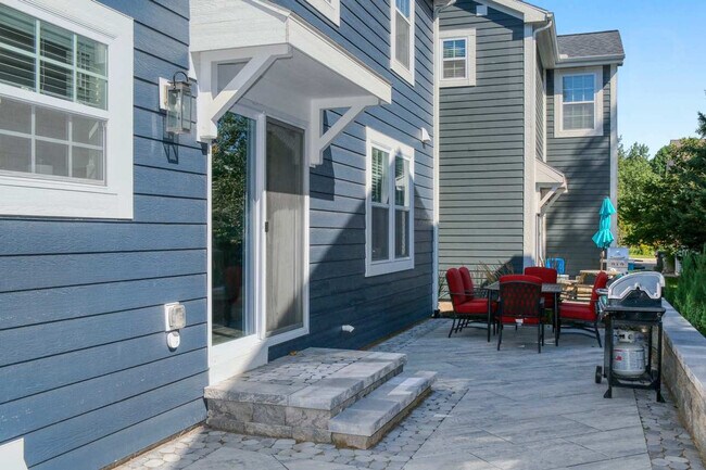 Building Photo - 720 Ravine Ln