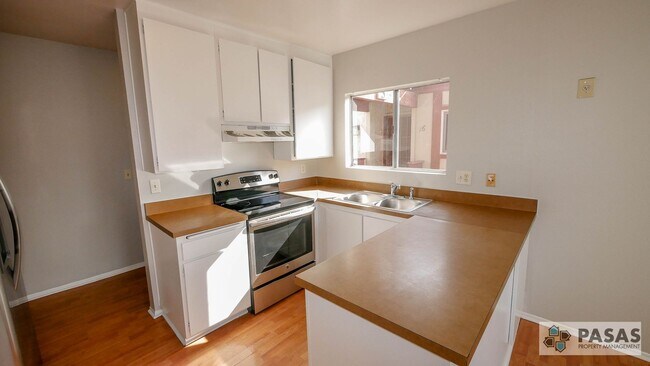 Building Photo - 2nd Floor 3 bed/2 bath Condo!