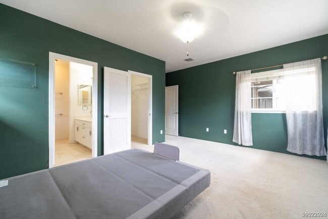 Building Photo - $3,100 / 2br - 2BED 2 BATH TOWNHOUSE IN ME...