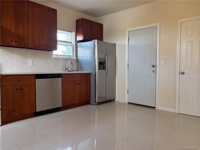 Building Photo - 63 Orchard St