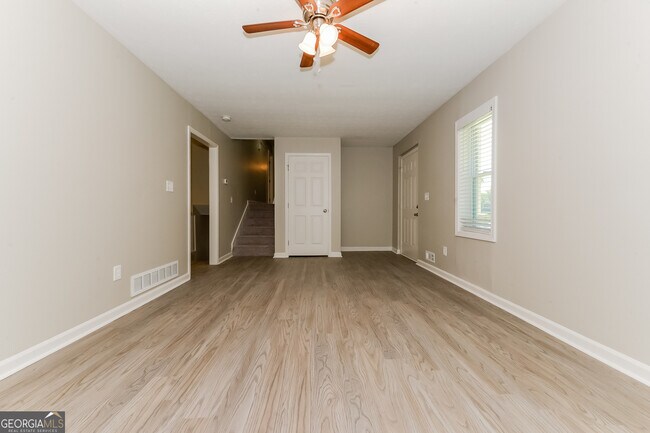 Building Photo - 3080 Chippewa Dr