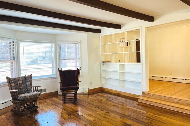 Building Photo - 3900 Laurel Rd