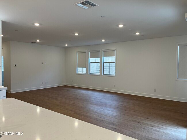 Building Photo - 687 Guy Turner Dr