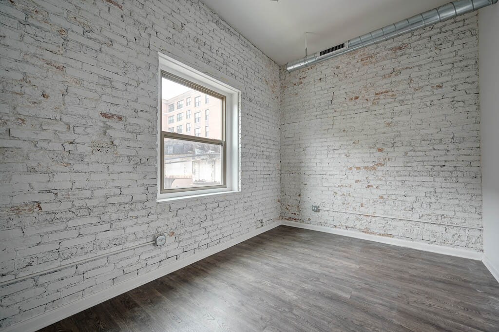 Building Photo - 932 W Dakin St