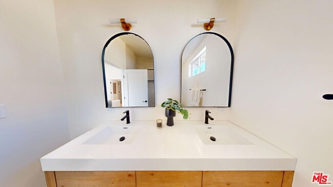 Building Photo - 6441 Satsuma Ave