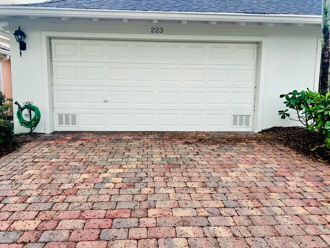 Building Photo - 223 Soriano Dr