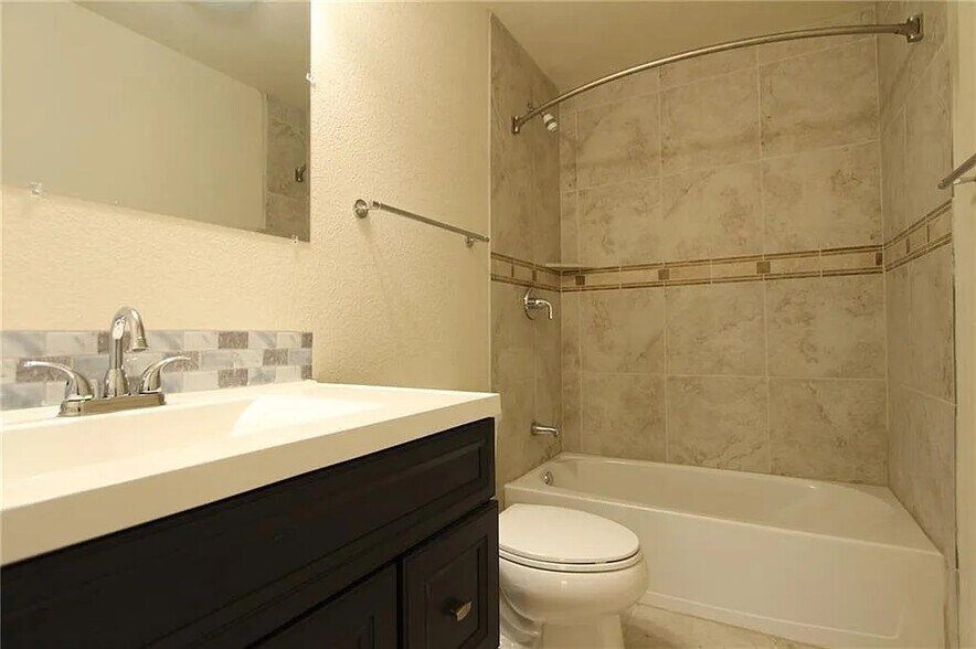 Hall bathroom - 516 Riney Rd