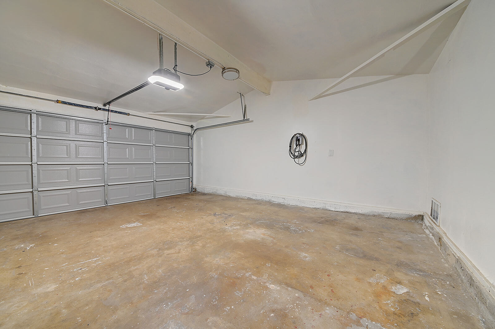 Building Photo - 2044 W Spruce Ave