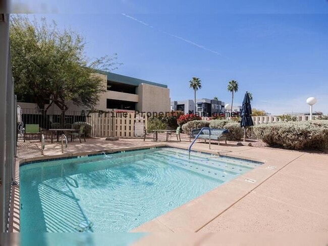 Building Photo - 207 W Clarendon Ave