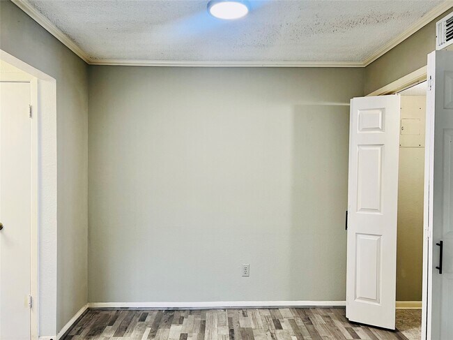 Building Photo - 2800 Jeanetta St