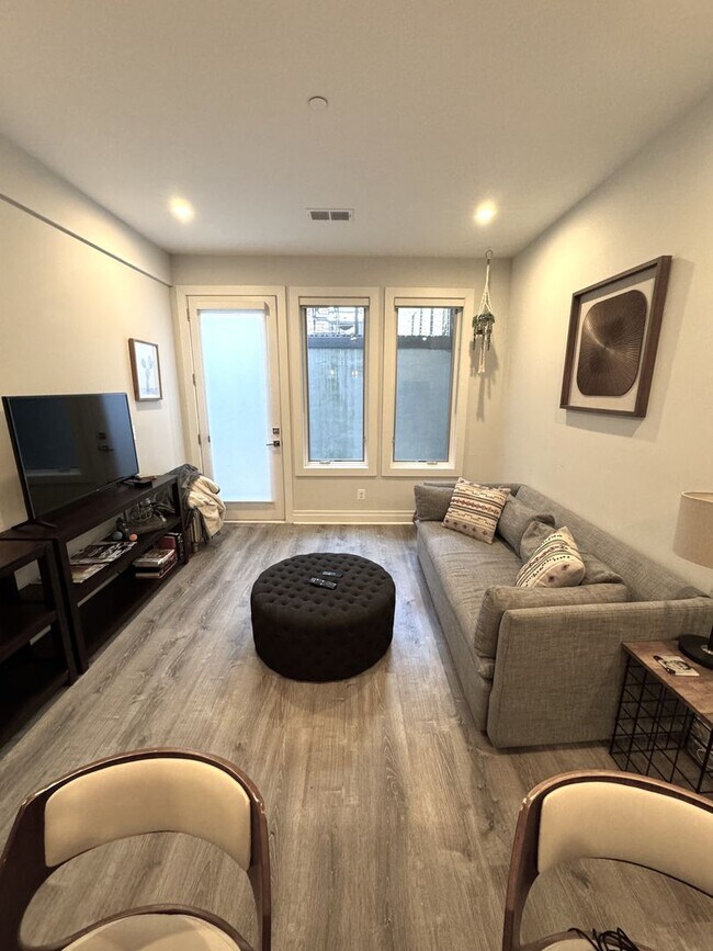 Building Photo - Centrally located 1BR/1BA Dupont Circle $2600 a month