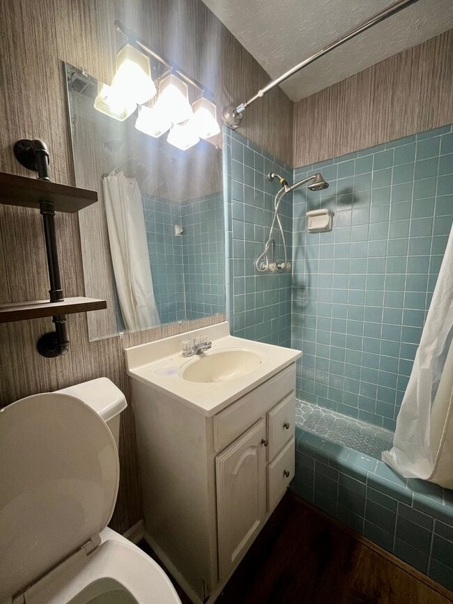 Building Photo - 3 Bed/2 Bath Home