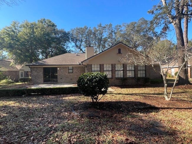 Building Photo - 1624 Oakmont Cir