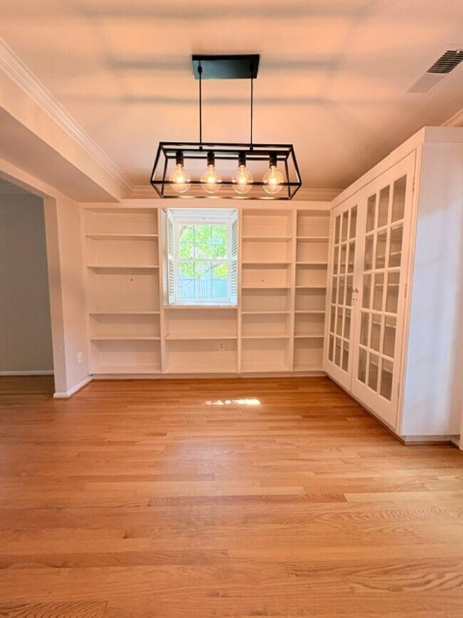 Building Photo - 6718 Kenwood Forest Ln