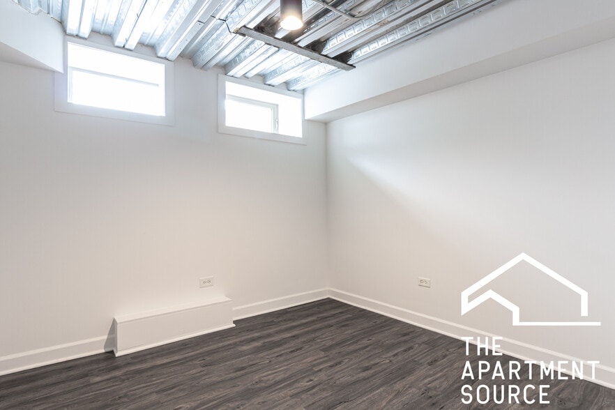 Building Photo - 932 W Dakin St