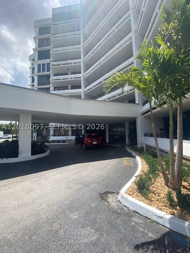 Building Photo - 13951 Kendale Lakes Dr