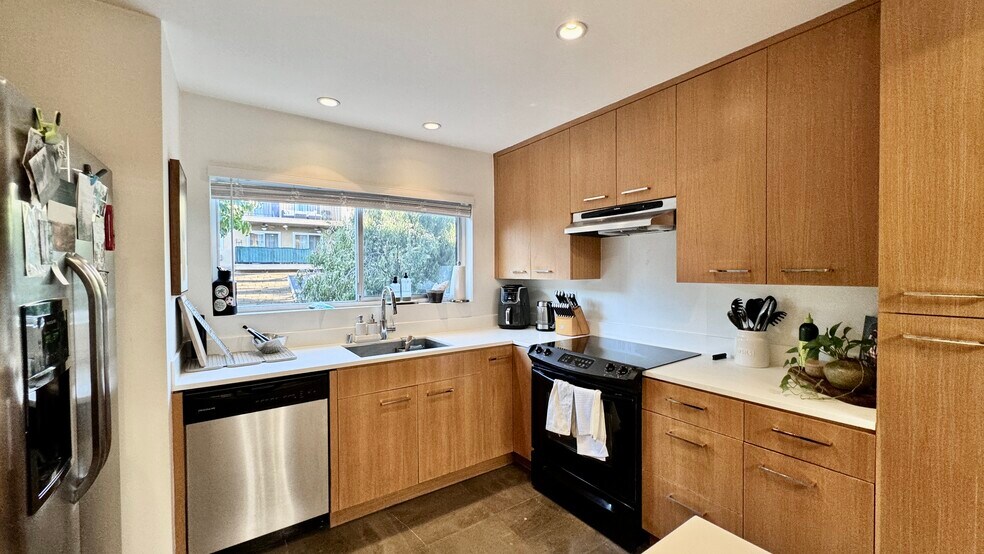 Building Photo - 645 Westmount Dr