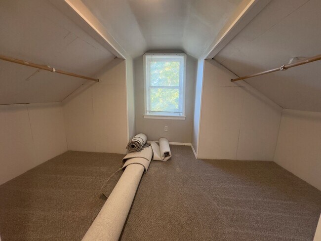 Building Photo - Recently Renovated 3-Bedroom Home in South...