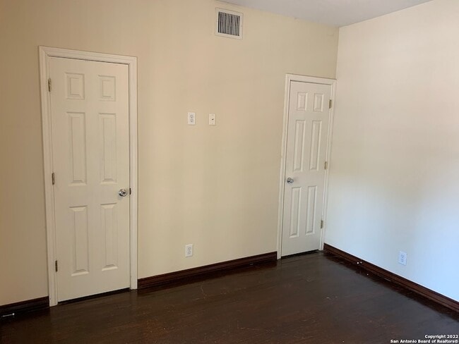 Building Photo - 810 E Ashby Pl