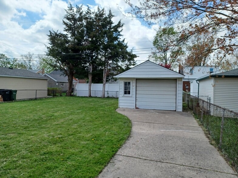 Building Photo - 9814 Quandt Ave