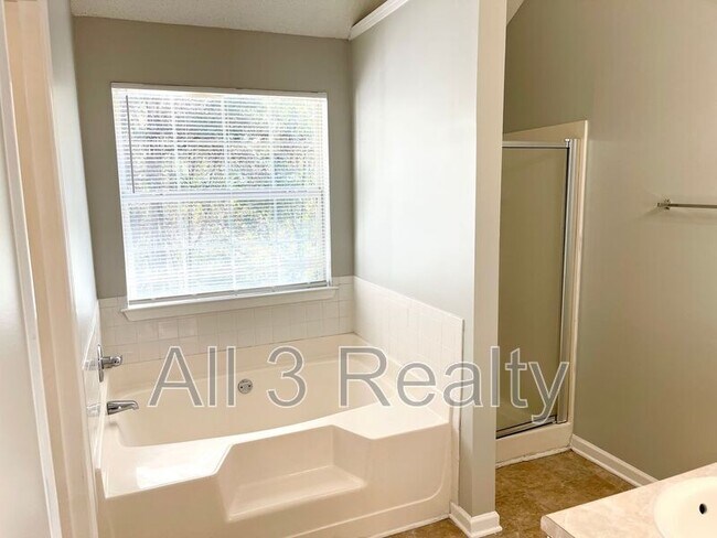 Building Photo - 2024 Smithfield Ave