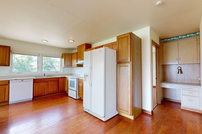 Building Photo - Farmhouse - Showings now Available