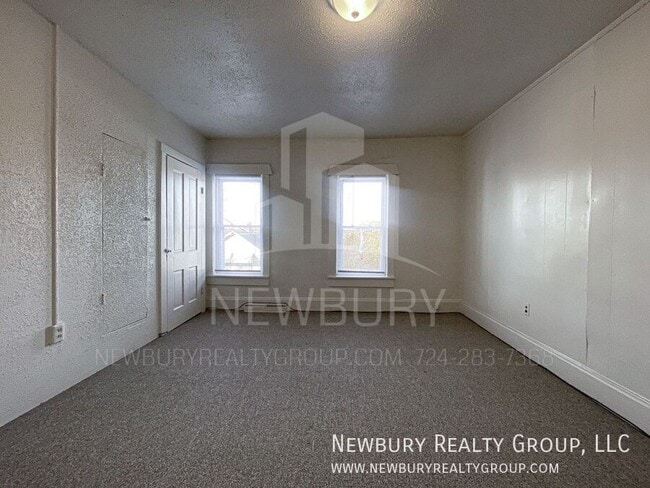 Building Photo - 33 Hickory St