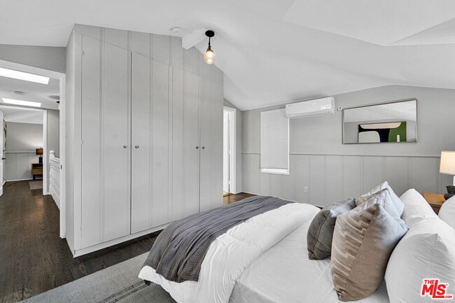 Building Photo - 560 Croft Ave