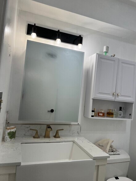 Bathroom - 3943 Ingraham St