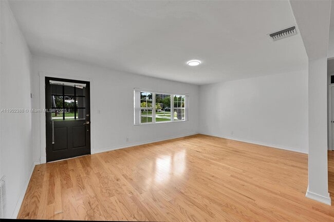 Building Photo - 1520 NE 108th St