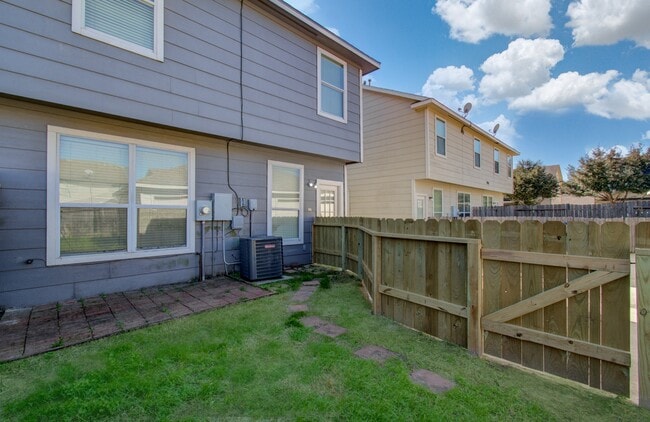 Building Photo - 16830 Mammoth Springs Dr