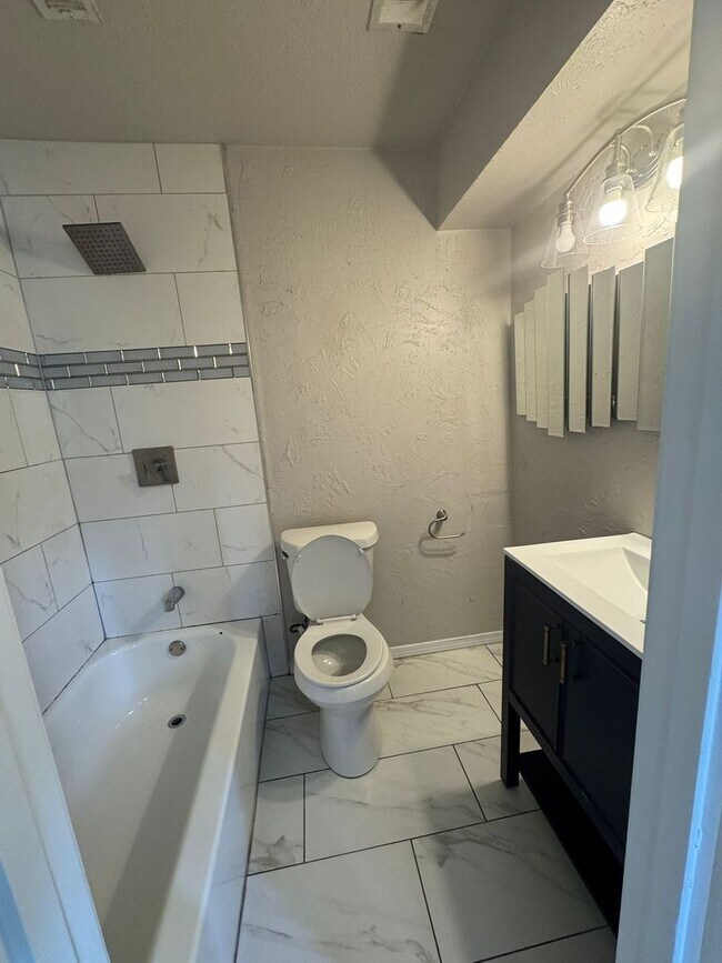 Building Photo - Ready to move in...