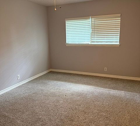 Building Photo - Well-maintained one story home