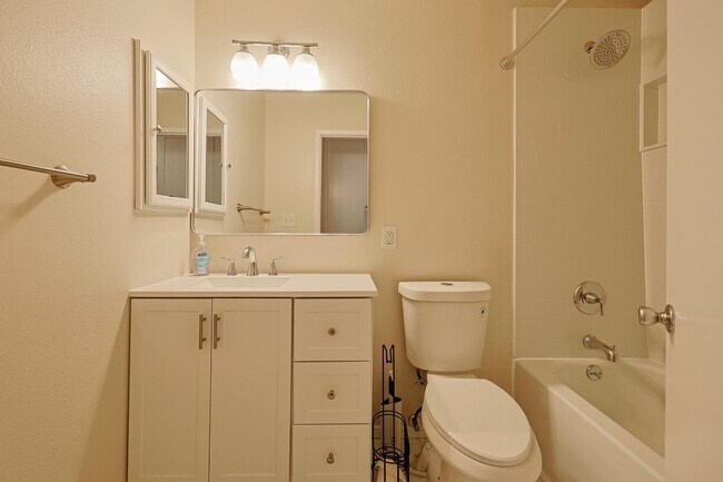 Building Photo - 4800 Williamsburg Ln