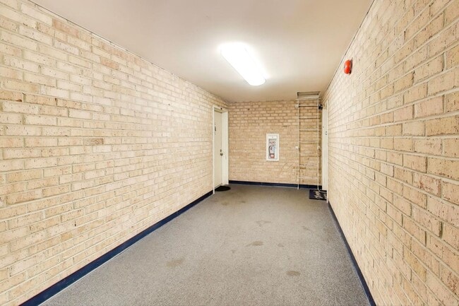 Building Photo - Clean & Fresh 2 + 2 close to METRO!