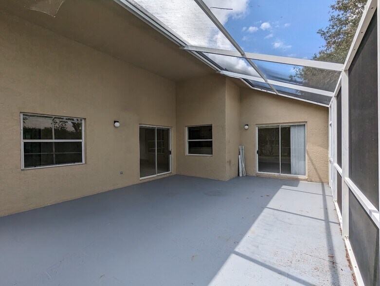 Building Photo - 9961 Boca Ave N