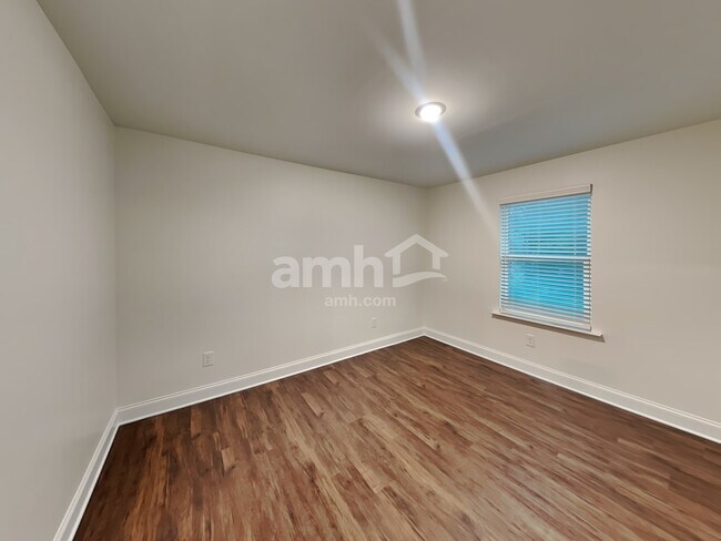 Building Photo - 3880 Chivalry Dr