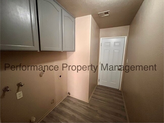 Building Photo - 3 Bed/2 Bath Home in Delano with Solar and...