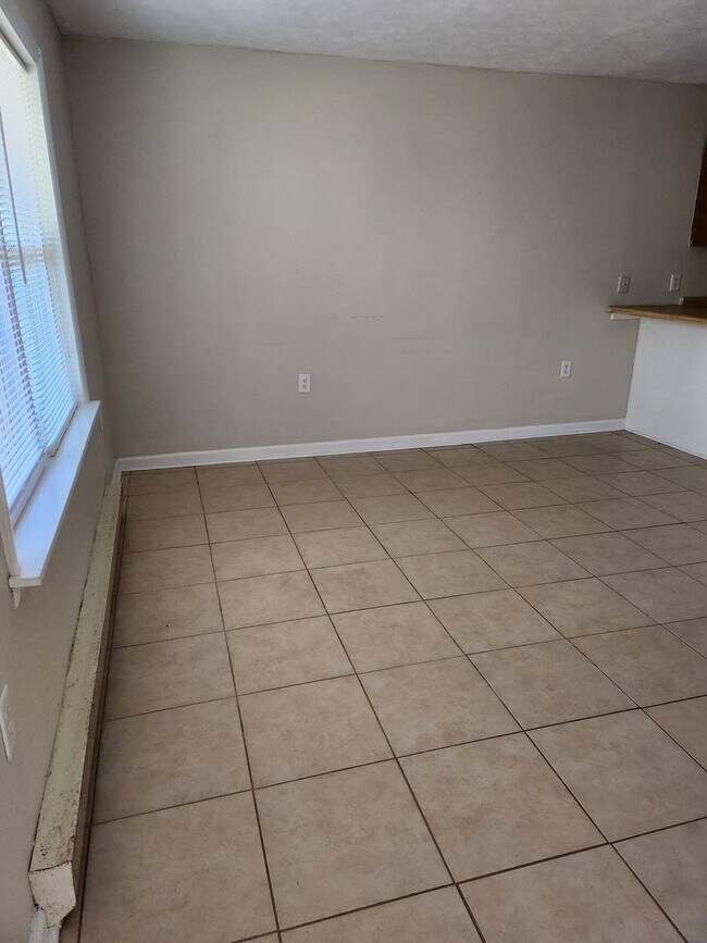 Building Photo - 2 Bedroom 2 Bath Townhouse 1 mile from WCU...