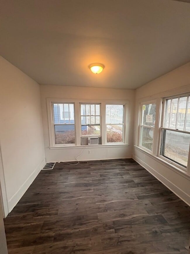 Building Photo - 723 W Armstrong Ave