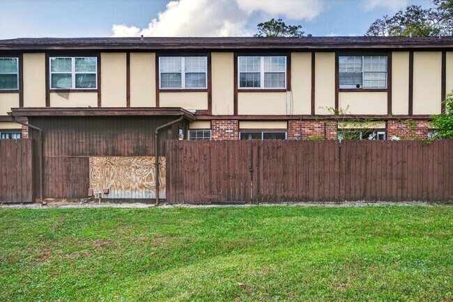Building Photo - Spacious & Exciting Townhome style Condo