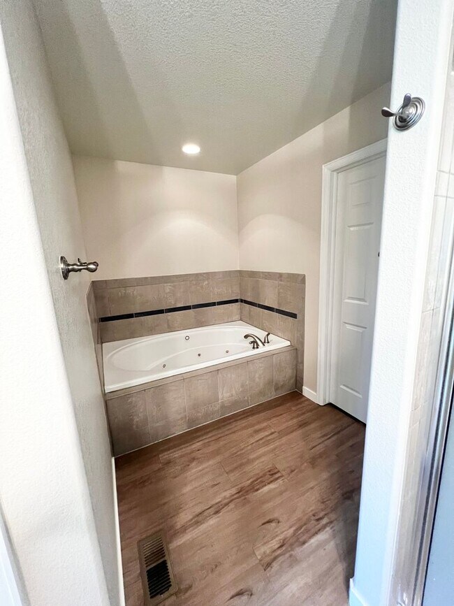 Building Photo - 2909 Des Moines Dr