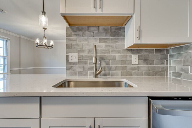 Building Photo - Renovated Home in Pinewood Lake Neighborhood