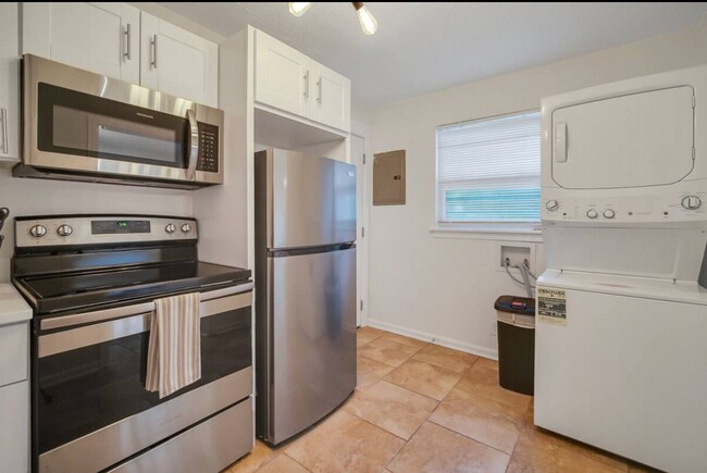 Building Photo - Beautifully renovated 2bed 1bath