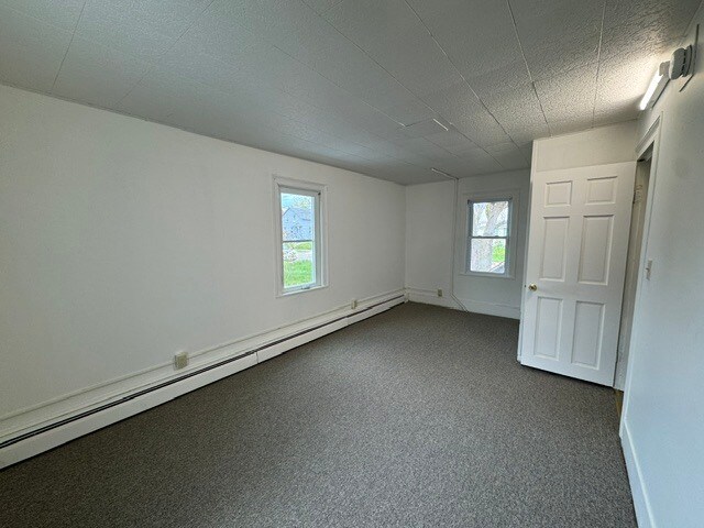 Large bedroom - 62 W Spring St