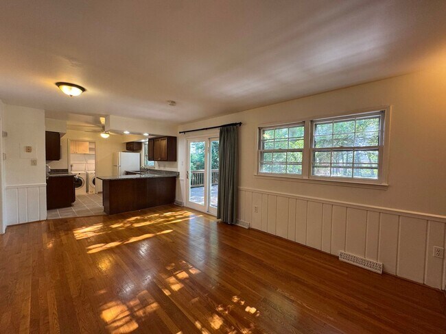 Building Photo - Spacious 4 Bed 2/2 Bath Home with Park-Lik...