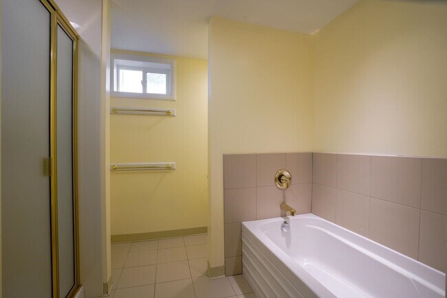 Building Photo - Spacious 4 Bedroom on Upriver Drive