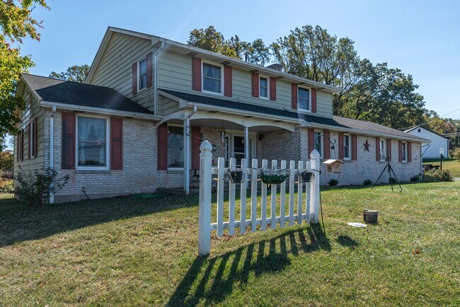 Building Photo - **Charming Colonial in Picturesque Lower Milford Township**